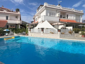 Full Semi-Garden apartment in Villa at Mondello